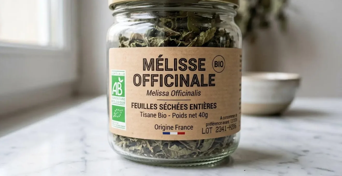 Gros plan photographie d'une étiquette en papier kraft sur bocal en verre, affichant mentions réglementaires en français : nom plante, origine, certification bio, numéro de lot